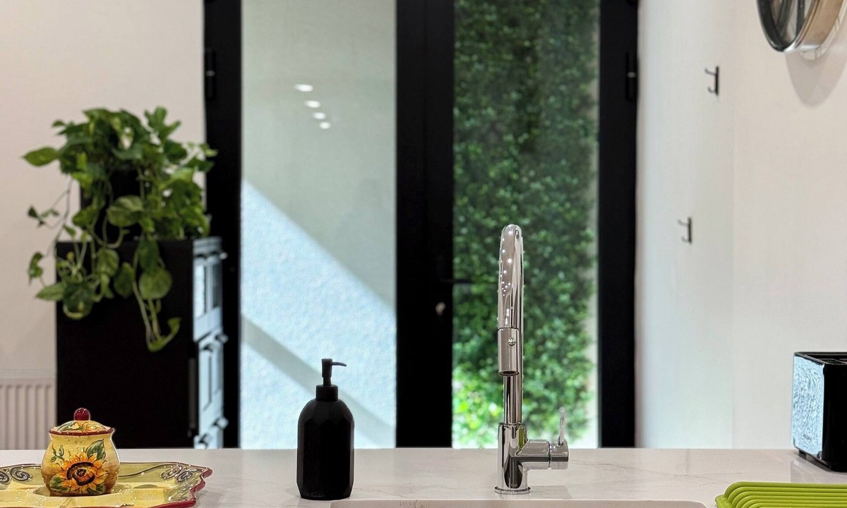 Woodbine - Lumsden Apartment | Live like a local in Toronto/subway 200m/Downtown 20 m/Dining&Shops Nearby/