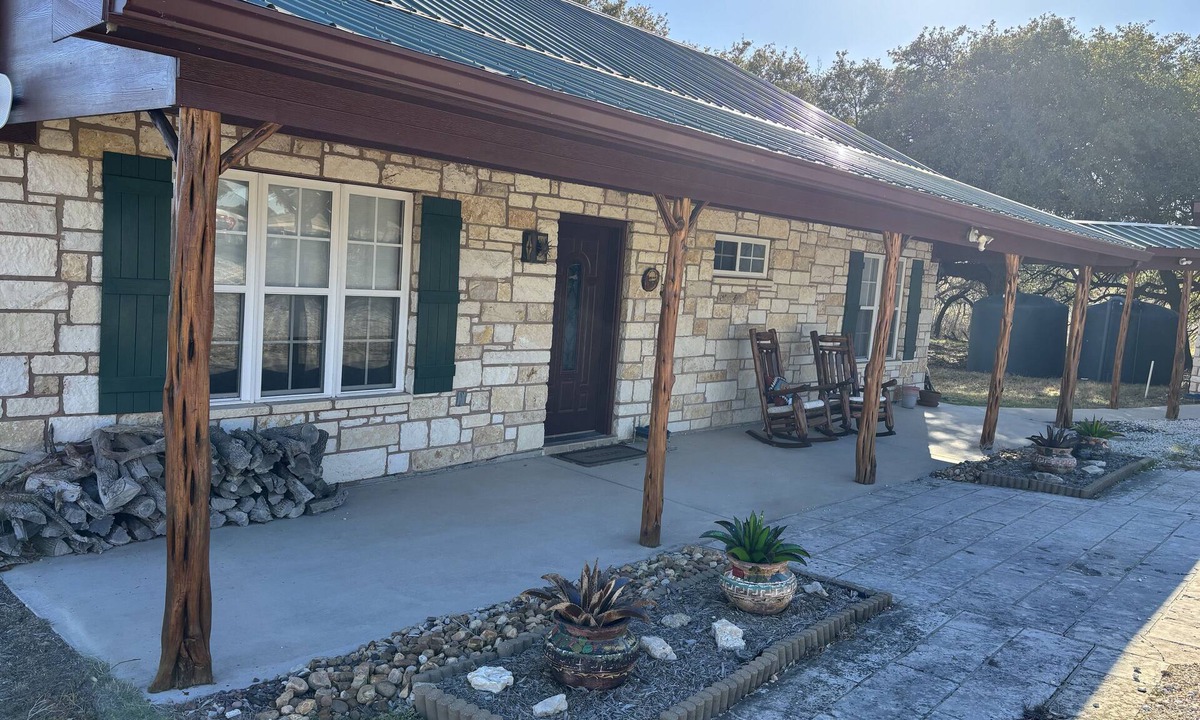 Lampasas Cabin | Live Oak Combo - Cabin & Annex - 3 bedrooms for larger groups outside Lampasas