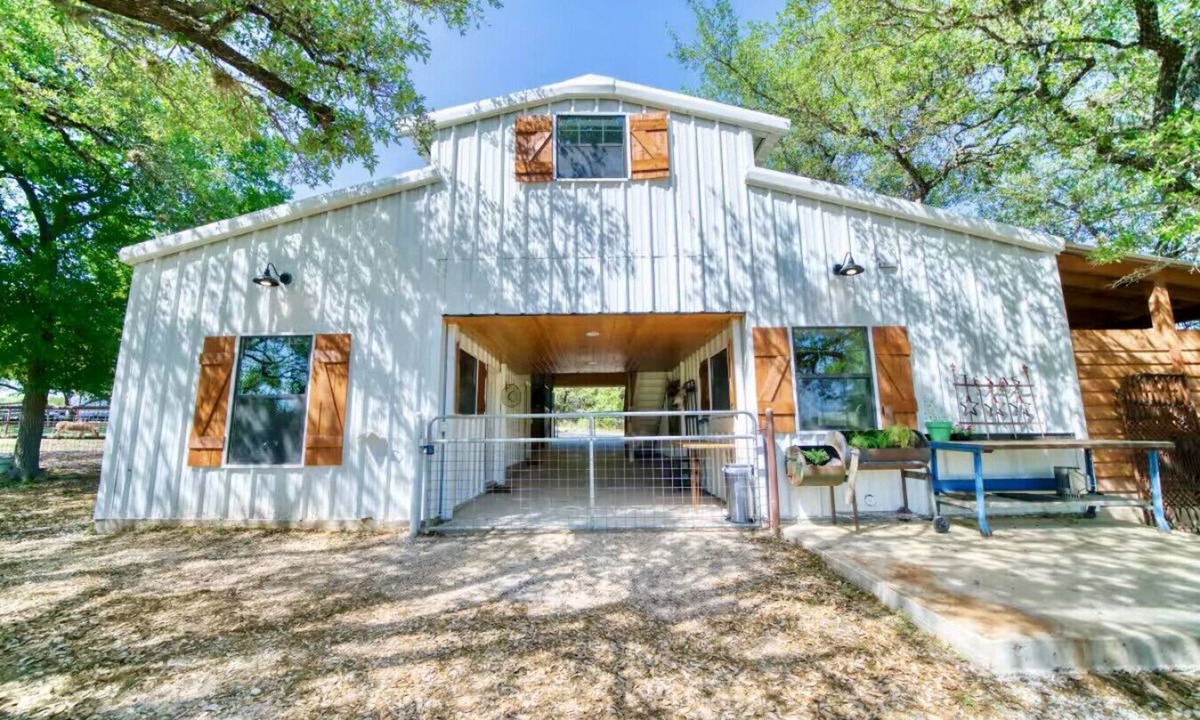 Dripping Springs House | Live Oak Lodge ↠ Rustic Barndo w Dog (or Kid) Run, Pickleball