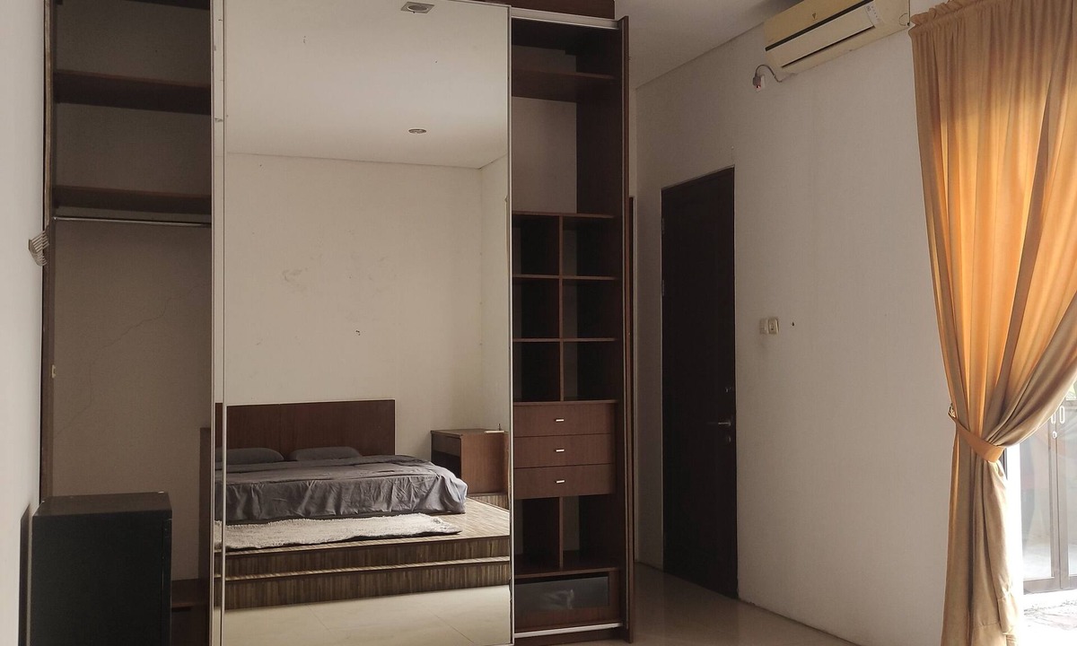 Surabaya House | Lively 3-bedroom house 180m2 with WiFi, AC in georgeous Surabaya