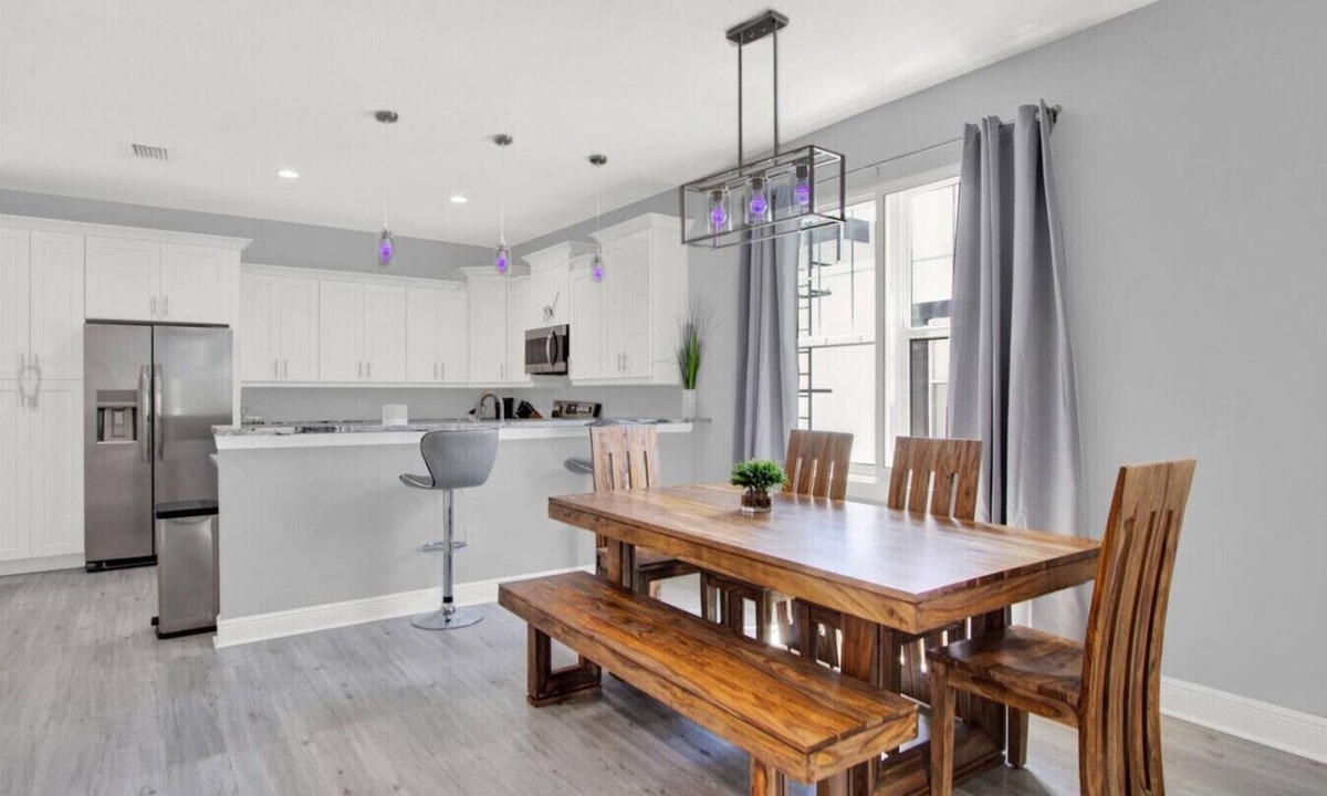 Courier City - Oscawana Villa | Lively SoHo Luxury Townhome in Hyde Park!