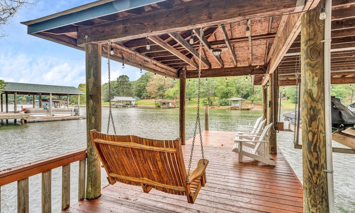 Moneta House | Livin the Lake Dream- Family- friendly- firepit, ping-pong, corn-hole & more.