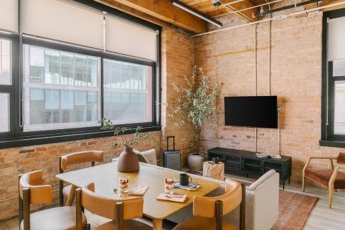 West Loop Gate Apartment | LIVN West Loop Chicago 2 BR City View