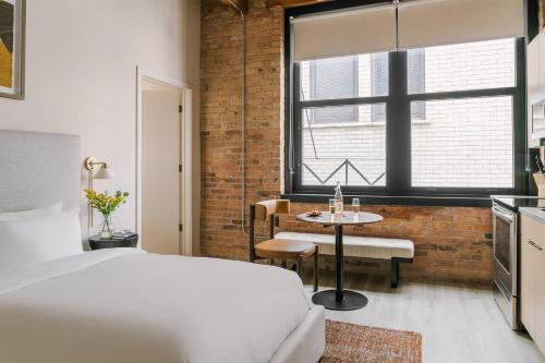 West Loop Gate Apartment | LIVN West Loop Chicago Classic Queen Studio