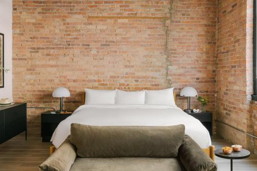 West Loop Gate Apartment | LIVN West Loop Chicago King Studio