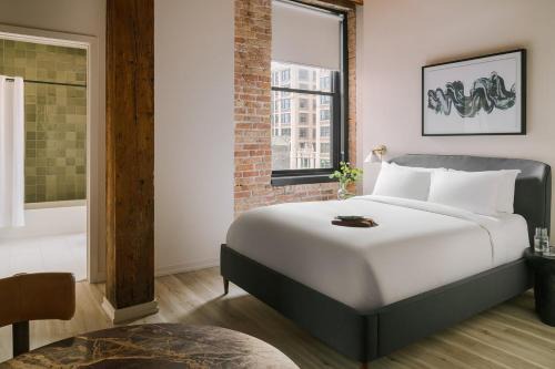 West Loop Gate Apartment | LIVN West Loop Chicago Queen Superior Studio