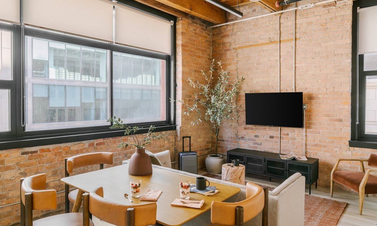 West Loop Gate Apartment | LIVN West Loop Chicago 2 BR City View