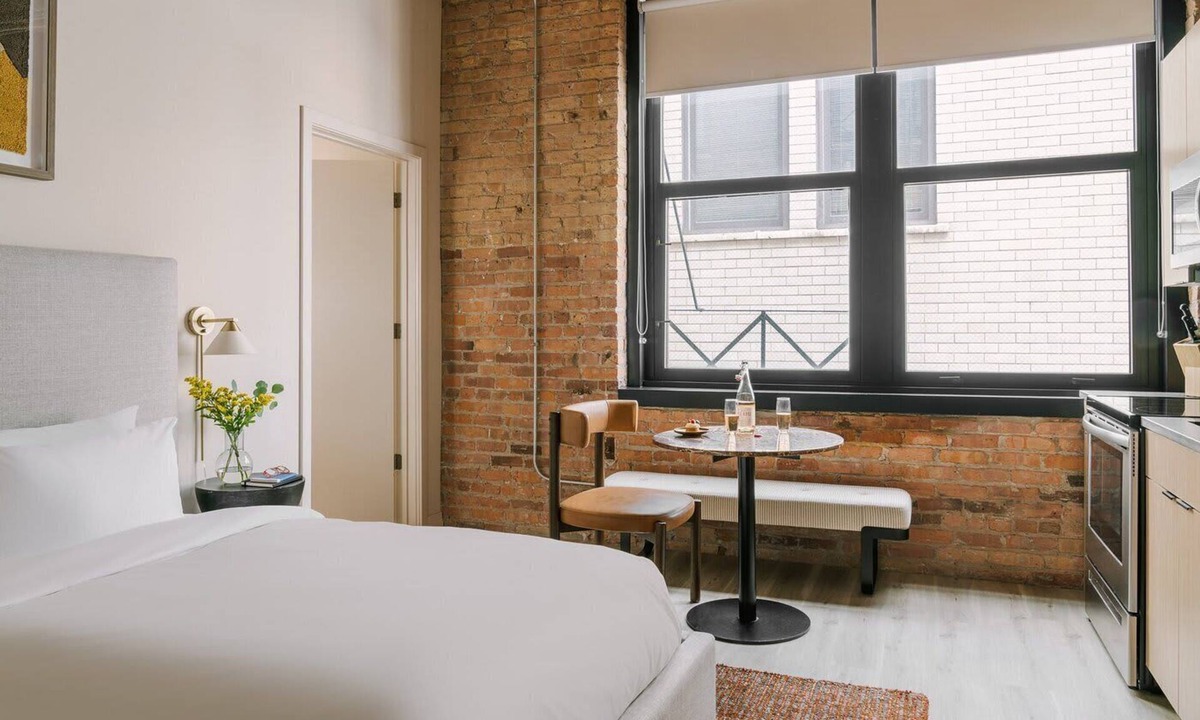 West Loop Gate Apartment | LIVN West Loop Chicago Classic Queen Studio