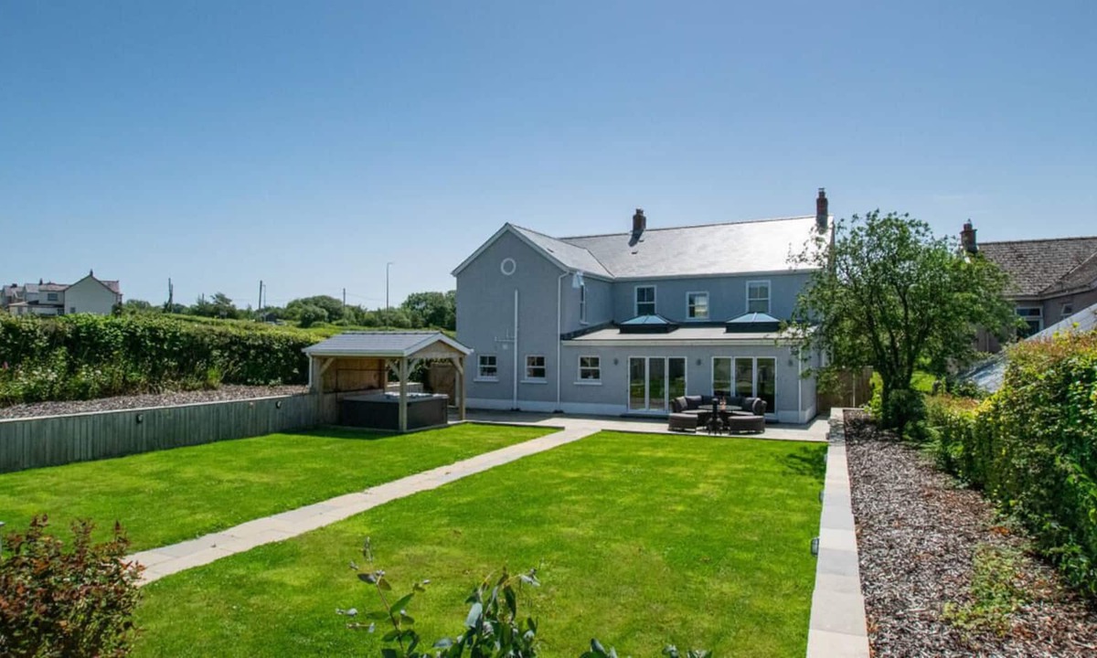 Gorslas House | Llety Celyn - The Hollies