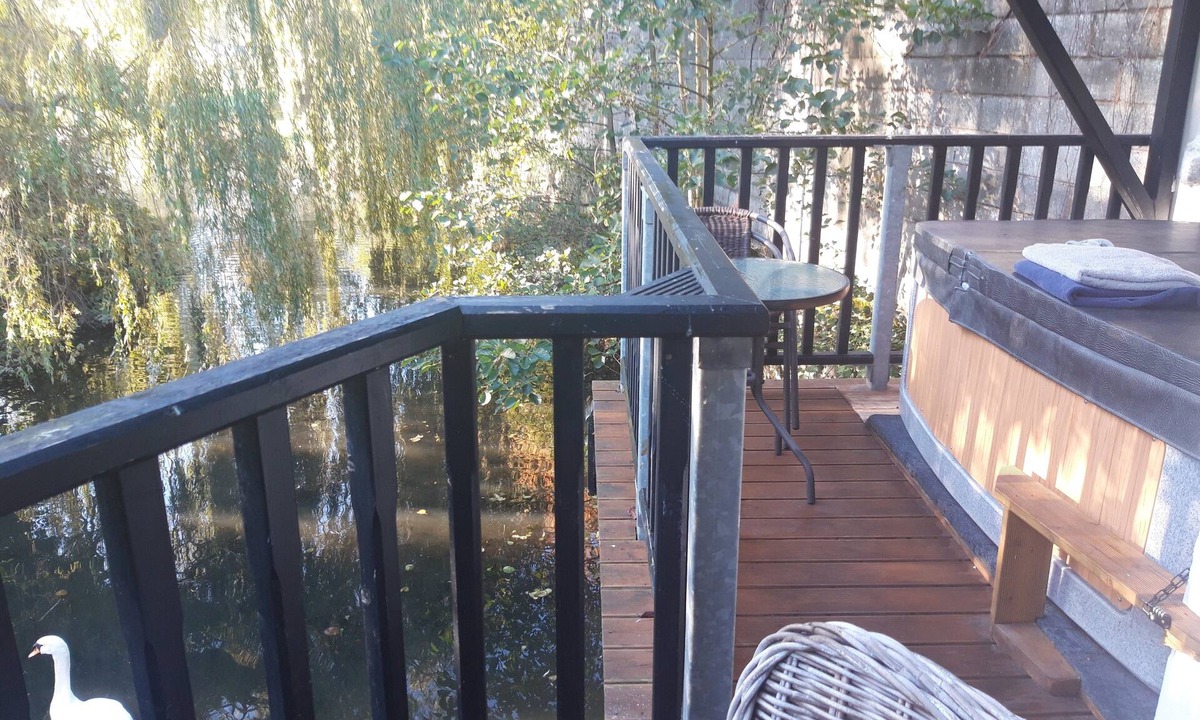 Ruthin Apartment | LLETY MAES FFYNNON [ Rhuthun waterside apartment]