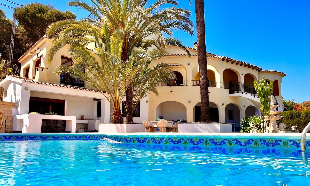 Urbanitzacio la Fustera Villa | LLOBELLA - Large villa on the sea front.