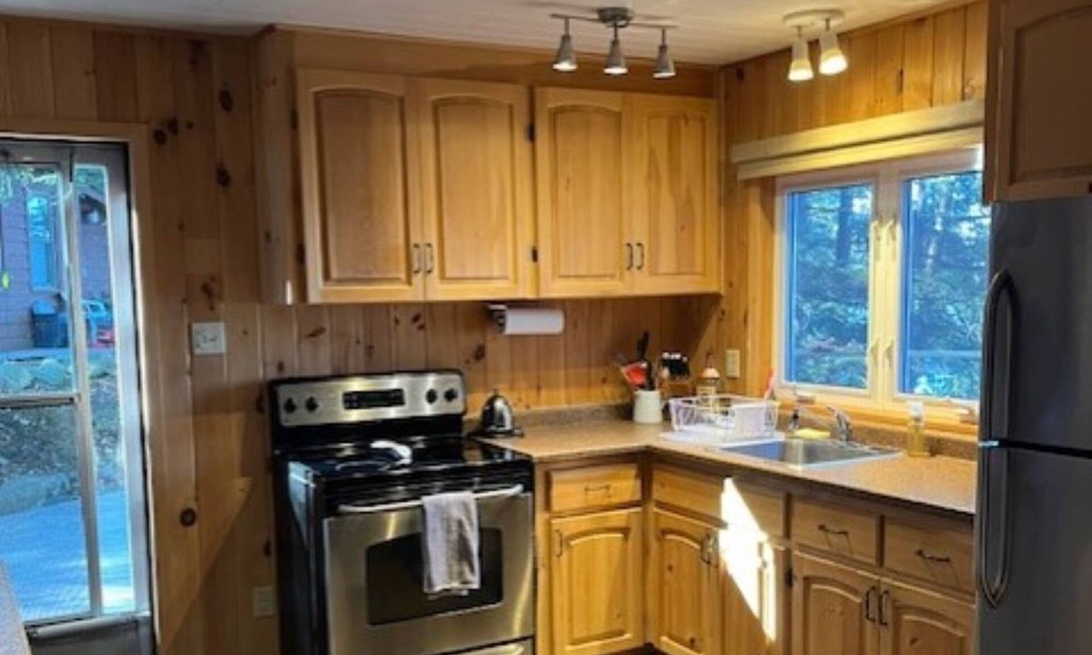 Irondale Cottage | Lloyd's Landing - A Cozy Lakefront Cottage 3 Hours from Toronto and Ottawa