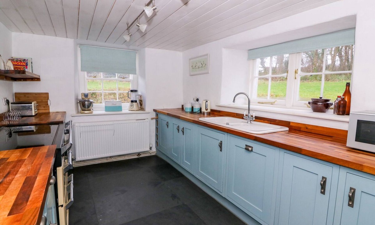 Newcastle Emlyn Cottage | Llwyncadfor Farm