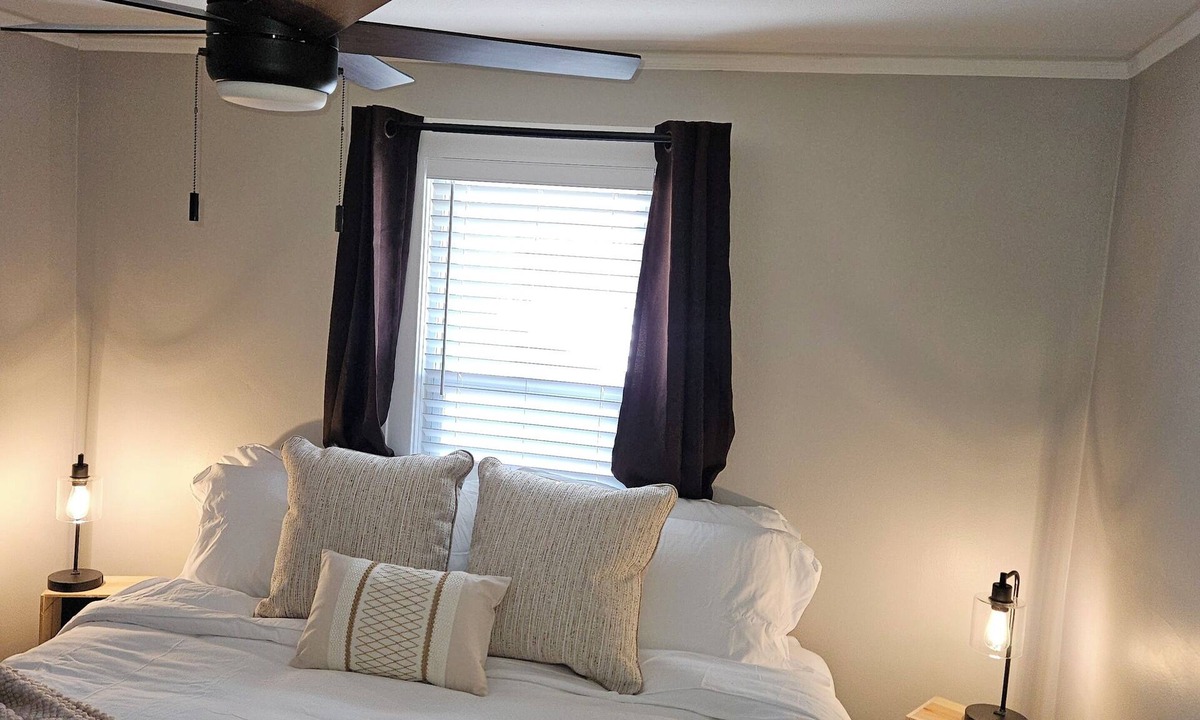 Rosedale House | LnL KC Retreat -Sleeps 5- Parking-Wifi