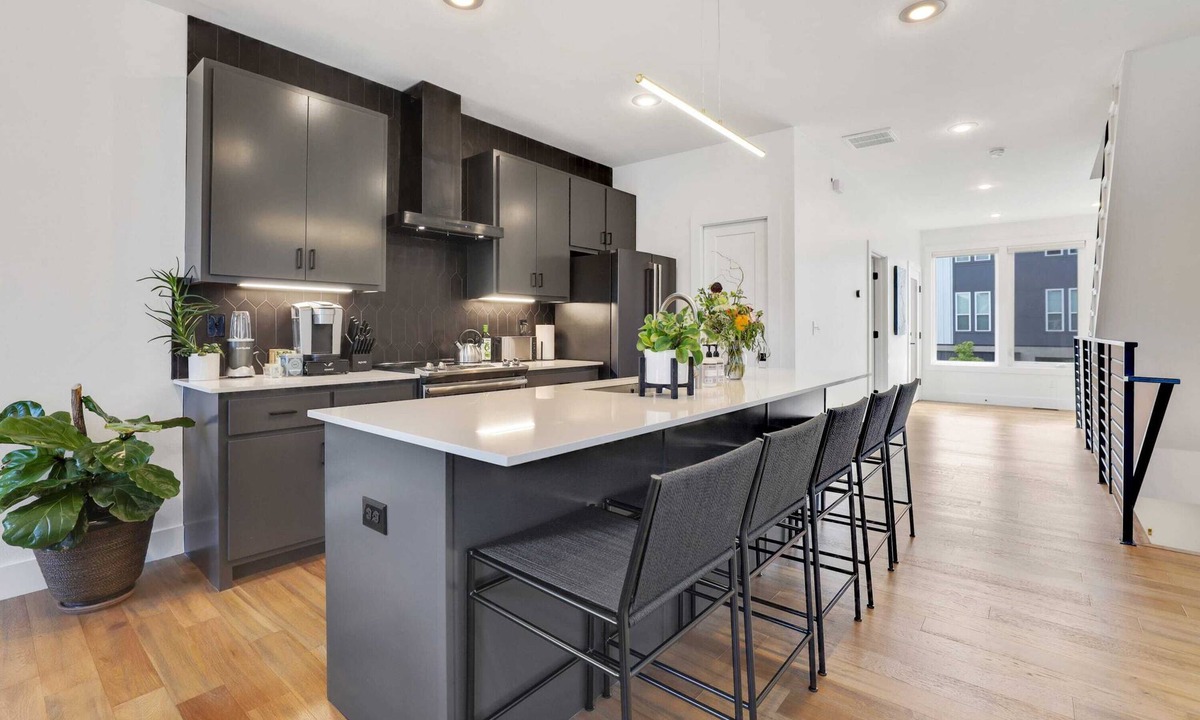 Downtown House | Local @ B - Urban Art Townhouse