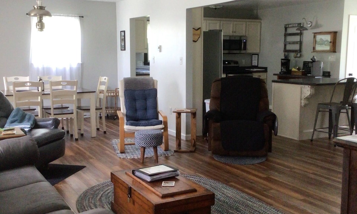 Geneva House | Located In Harpersfield twp in the heart of wine country and covered bridges