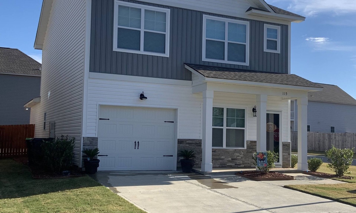 Oak Grove House | Located in safe community close to most attractions.