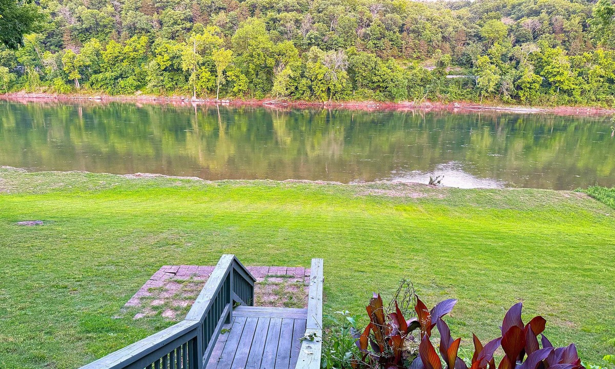 Lone Rock House | Located next to the river Great for Trout Fishing