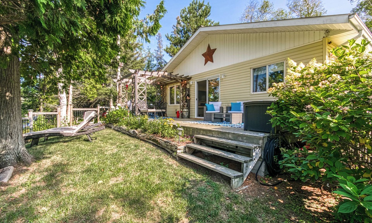 Benny Cottage | Located on beautiful Geneva Lake in Cartier, one hour from Sudbury!