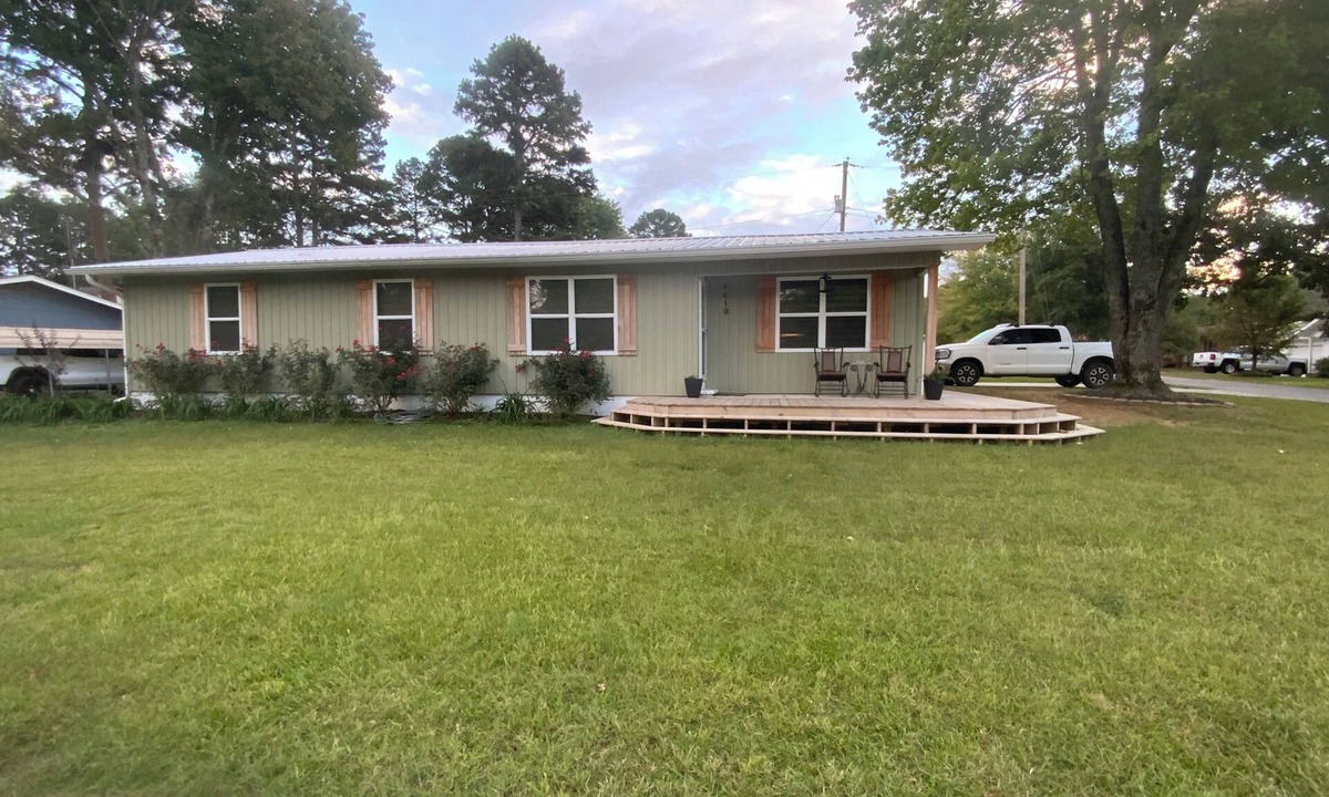 Heber Springs House | Located on Front St. within walking distance to beautiful Sandy Beach.