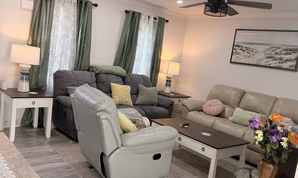 Elizabethtown House | Located right at the center of Elizabethtown , Lancaster, York and Hershey park.