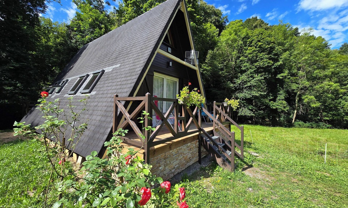 Sainte-Marie-de-Campan Ski Chalet | Location Chalet, Entièrement Rénové ,beaucoup de Charme, sur une Prairie