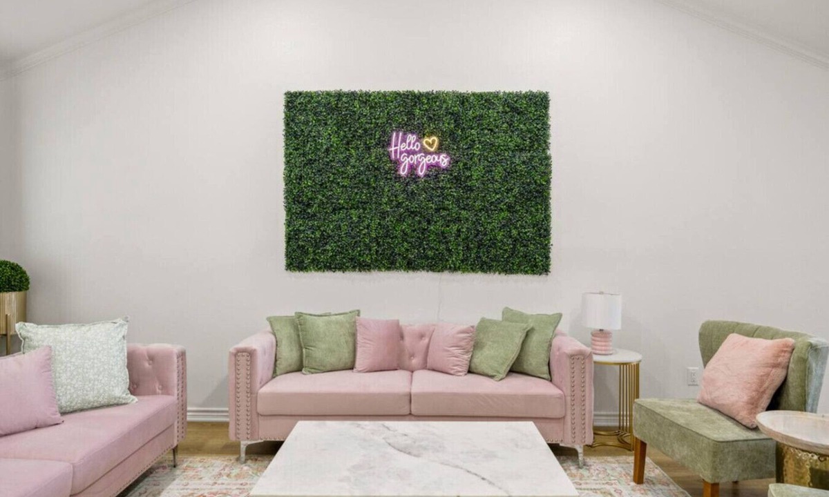 Tyler Apartment | Location! Dinning/Shopping1 Glamorous Pink Rose of Tyler!