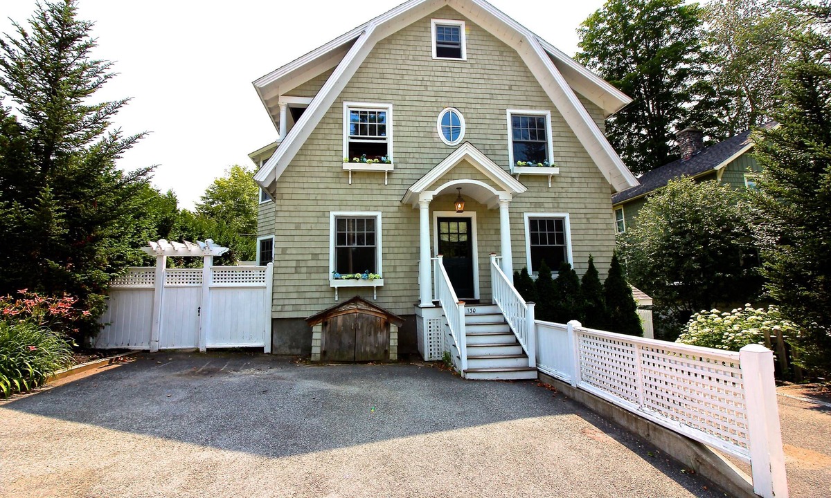 Hillcrest House | LOCATION! LOCATION! LOCATION! Elegant Acorn Cottage Awaits!