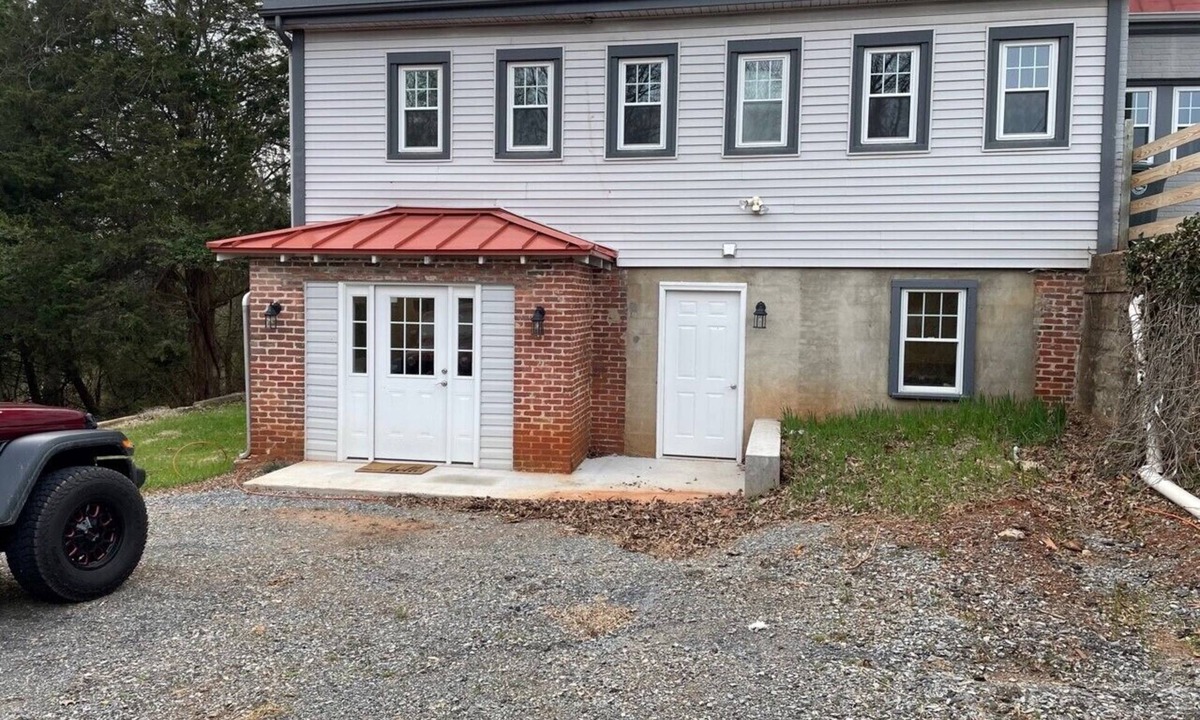 Lynchburg Apartment | Location! Location! Location!