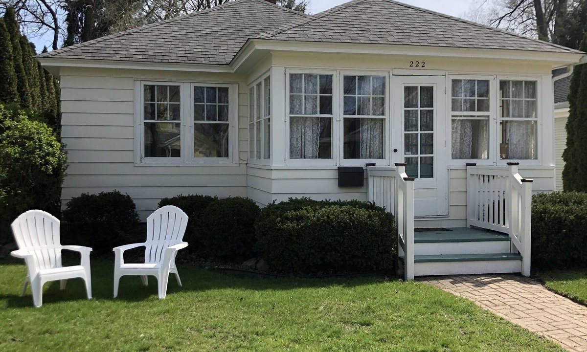 Holland House | Location, Location, Location! Historic District near downtown