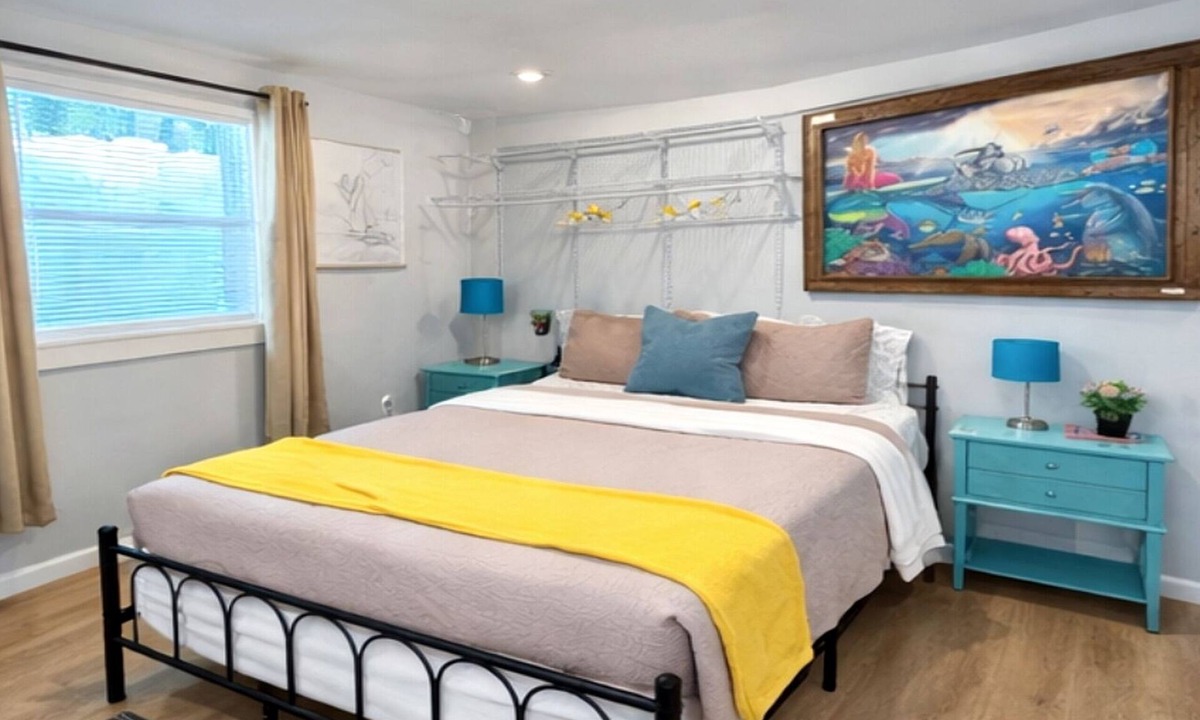 Historic Old Northeast Apartment | Location, Location! Walk/Bike Downtown & Pier