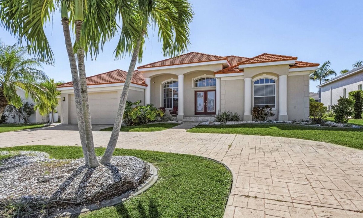 Punta Gorda House | LOCATION! Modern waterfront home;1-block to FishermanVillage; HEATED SALT POOL