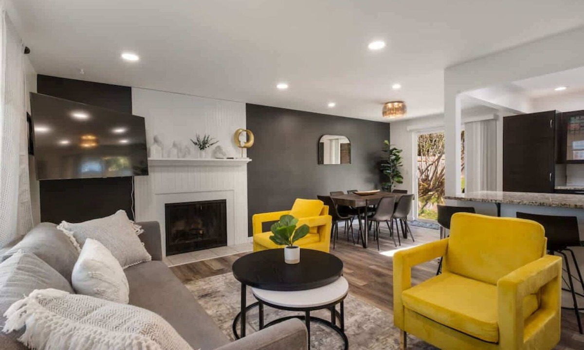 Picnic Point-North Lynnwood House | Location, Space, & Serenity Perfect Group Getaway!