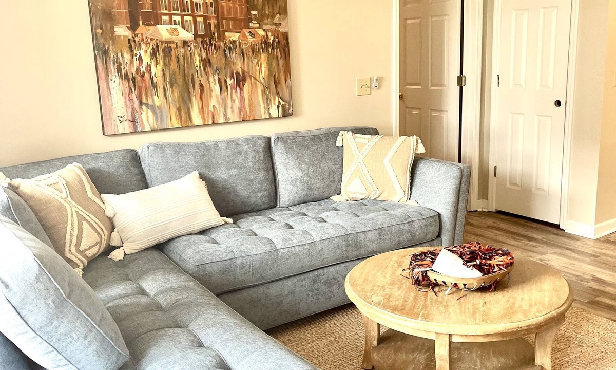 Auburn Condo | LOCATION! | Walk to Stadium and Toomer’s | Cozy 4BR Condo in the Heart of Auburn