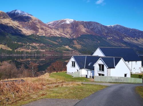 Spean Bridge Apartment | Lochside, 1 The Corries