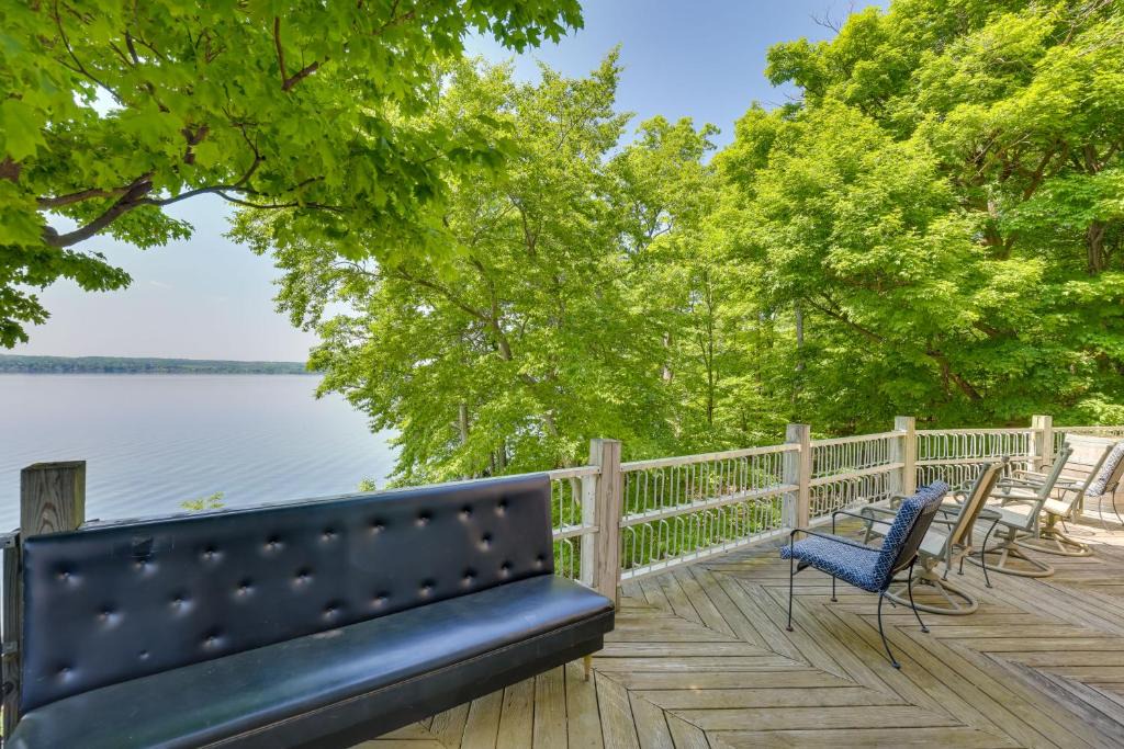 Teall Beach House | Lockes Glen - Lakefront Geneva Getaway with Dock!