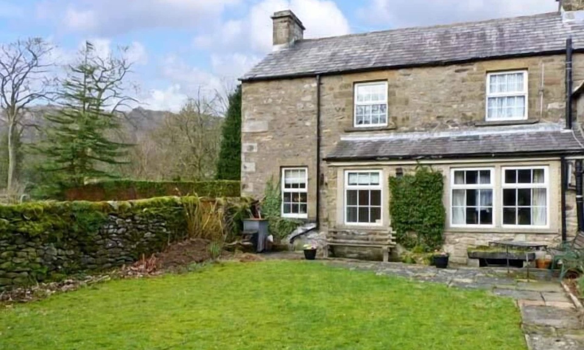 Langcliffe Cottage | LOCKS COTTAGE, family friendly, with open fire in Langcliffe