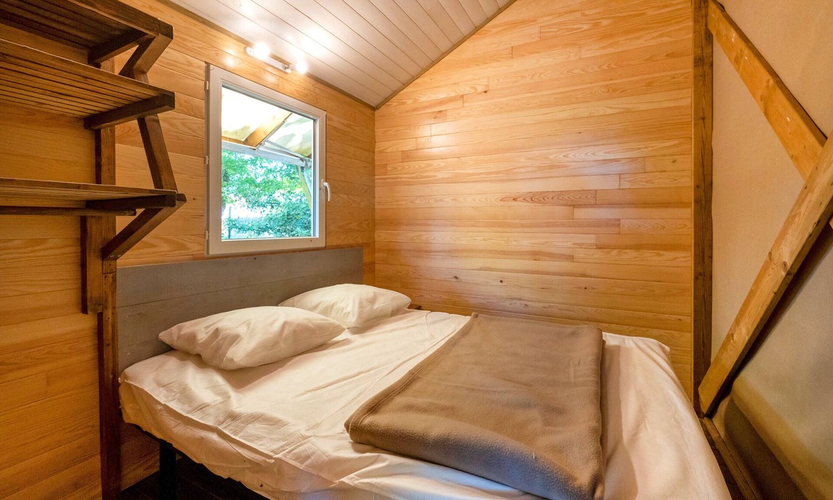 Lesperon RV Rental | "Lodge 1" with Shared Pool, Private Terrace and Shared Garden