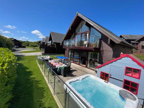 Winnard's Perch House | Lodge 27 - Resort & Spa - Parking - Private Hot Tub