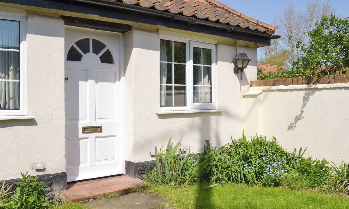 East Dereham Cottage | Lodge Cottage - B6008