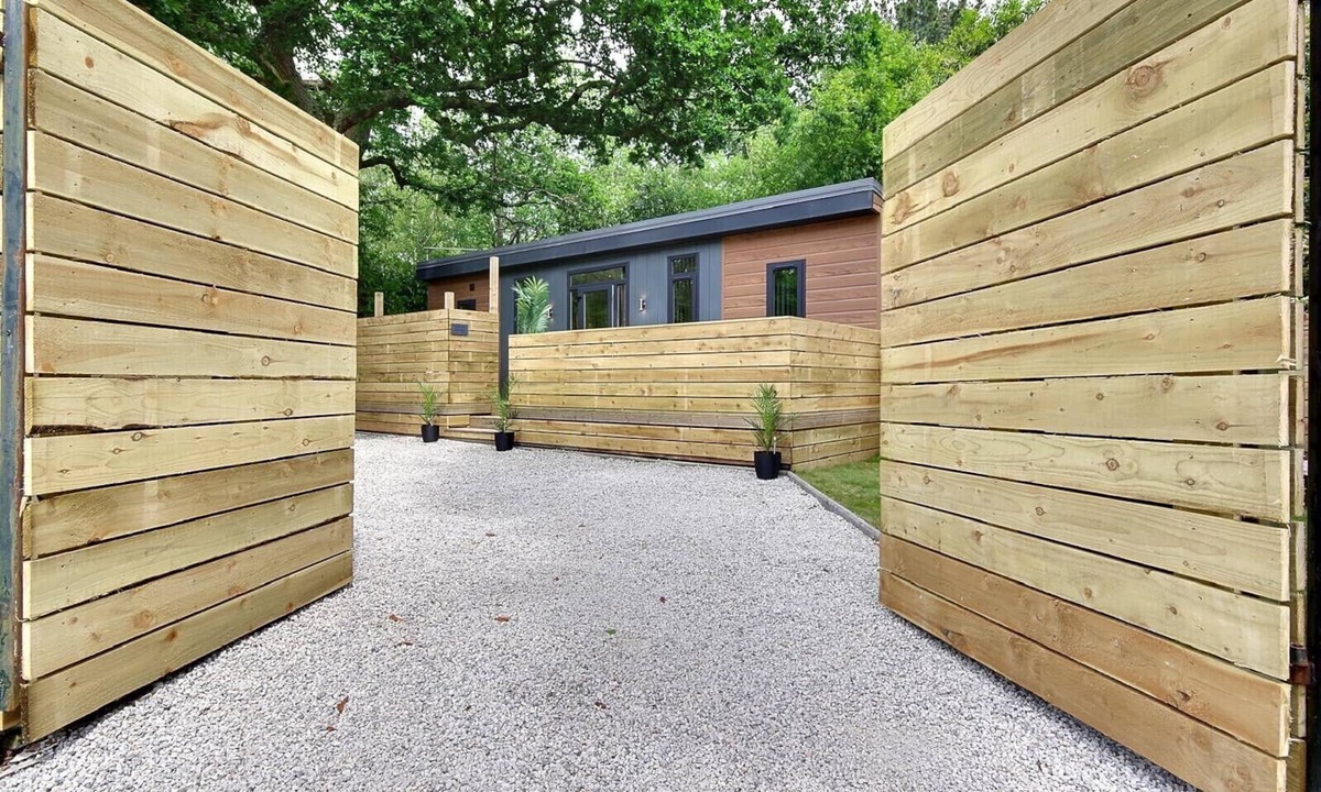 Matchams Apartment | Lodge-Executive-Garden-Outside Bath