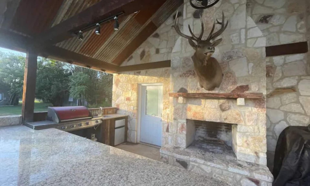 Bandera Cabin | Lodge on Main st-Bandera America!