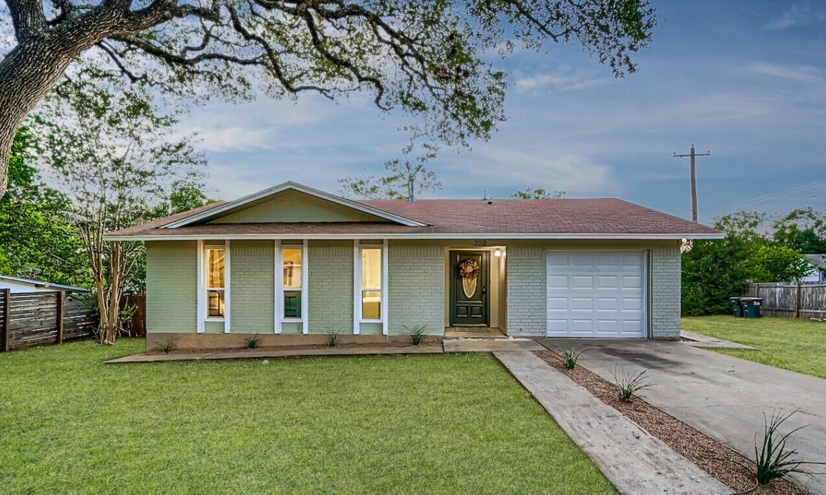 Georgetown House | Lodge on West. Dog friendly and Walk to Square!