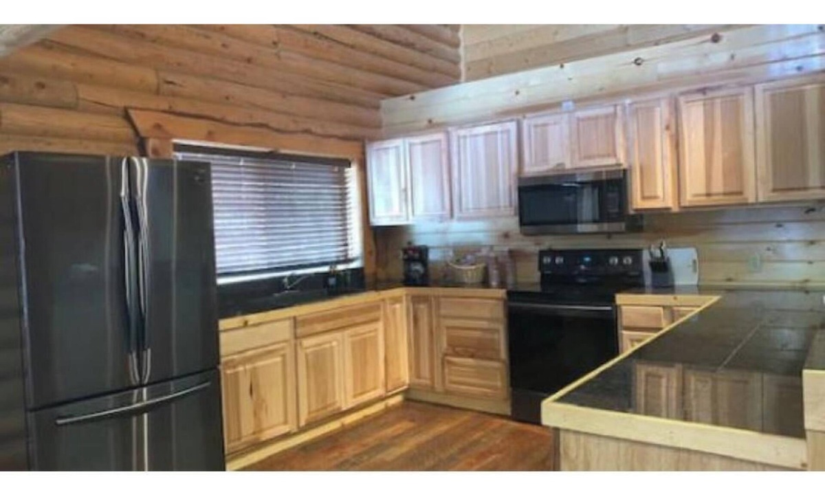 Last Chance Cabin | Lodge Room - 1 Queen