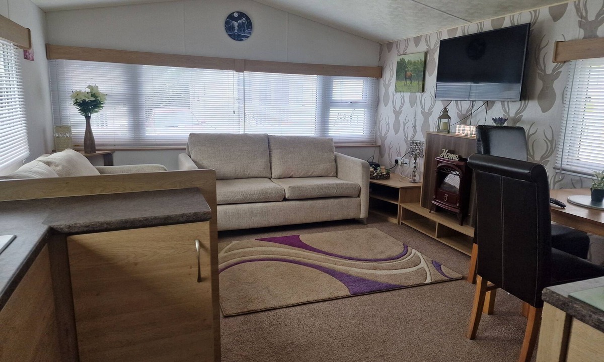 Barnstaple Cabin | Lodge Sleeps 4 - Pet Friendly with Private Parking