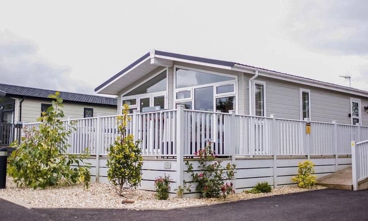 Honiton Cabin | Lodge Sleeps 6 with Private Hot Tub