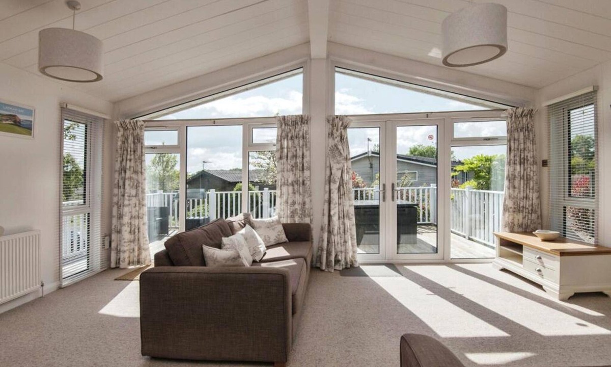 Honiton Cabin | Lodge Sleeps 6 With Private Hot Tub