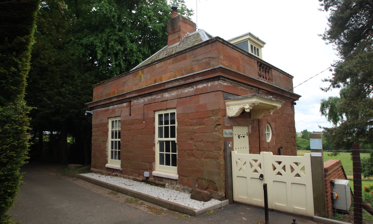 Iverley House | Lodge surrounded by idyllic countryside