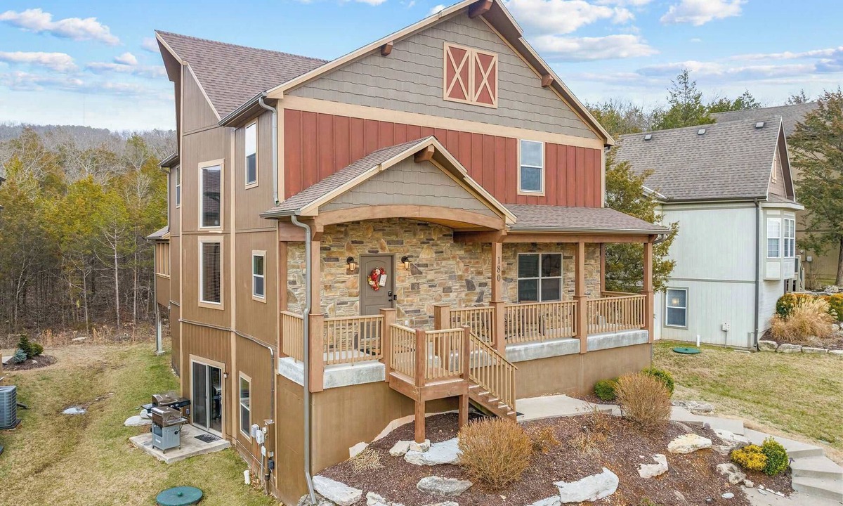 Hollister Cabin | Lodge! Table Rock Lake! Near Branson Amenities!
