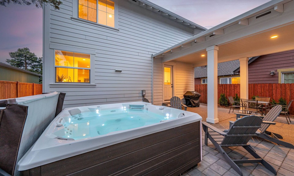 Southern Crossing House | Lodge with Spa, Walk to Old Mill